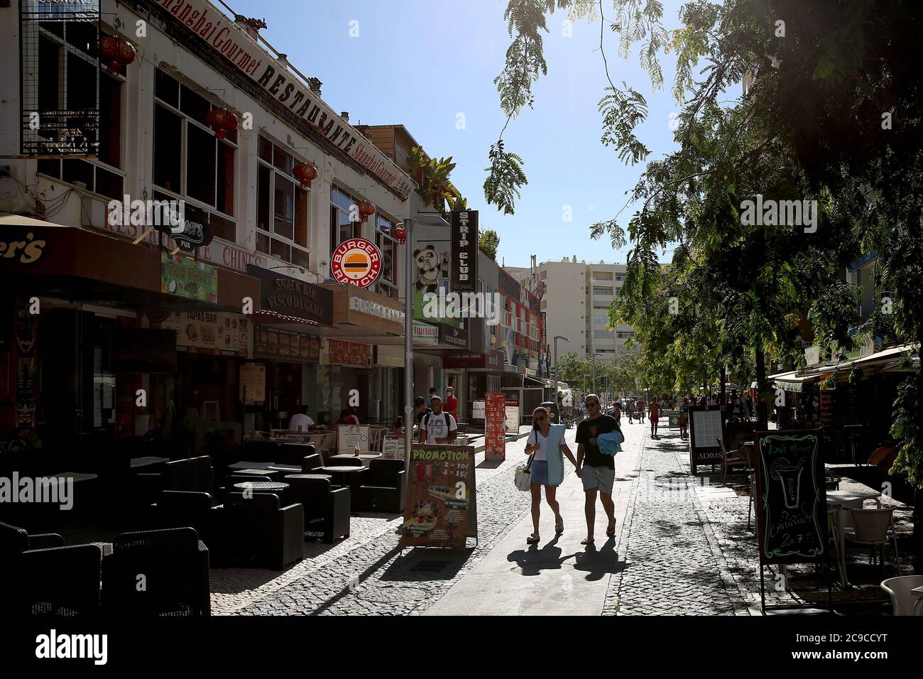 (200730) -- LISSABON, 30. Juli 2020 (Xinhua) -- Touristen wandern am 29. Juli 2020 in der Innenstadt von Portimao, Algarve, Portugal. (Foto von Pedro Fiuza/Xinhua) Stockfoto