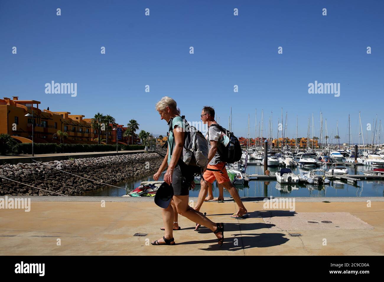 (200730) -- LISSABON, 30. Juli 2020 (Xinhua) -- Touristen wandern am 29. Juli 2020 am Yachthafen von Portimao, Algarve, Portugal. (Foto von Pedro Fiuza/Xinhua) Stockfoto