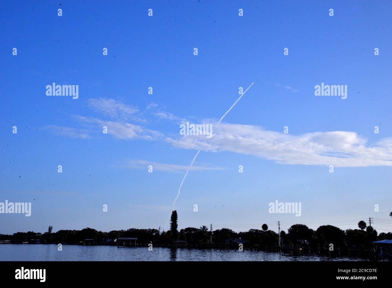 Melbourne Beach, Brevard County, Florida, USA. Juli 30, 2020. Eine United Launch Alliance ATLAS V 541 Rakete startet den Ausdauer-Rover der NASA von der Cape Canaveral Air Force Station zum Mars. Die Raumsonde wird den Jezero-Krater erkunden, um die Bewohnbarkeit des Planeten zu untersuchen, Anzeichen von mikrobiellem Leben in der Vergangenheit zu suchen, Proben von ausgewähltem Gestein und Boden zu sammeln und zu speichern und sich auf zukünftige menschliche Missionen vorzubereiten. Foto: Julian Leek/Alamy Live News Stockfoto