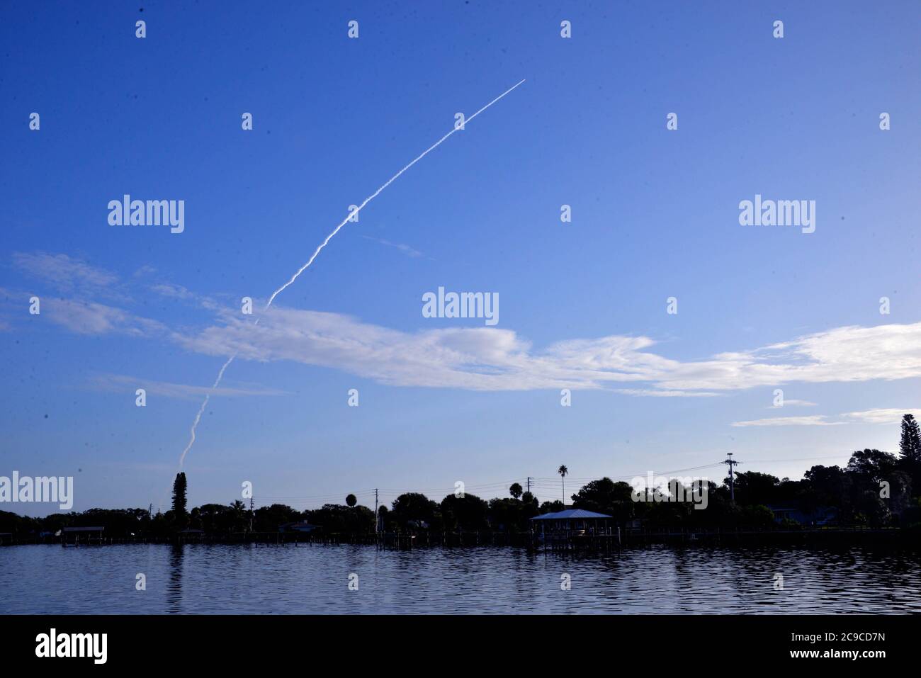 Melbourne Beach, Brevard County, Florida, USA. Juli 30, 2020. Eine United Launch Alliance ATLAS V 541 Rakete startet den Ausdauer-Rover der NASA von der Cape Canaveral Air Force Station zum Mars. Die Raumsonde wird den Jezero-Krater erkunden, um die Bewohnbarkeit des Planeten zu untersuchen, Anzeichen von mikrobiellem Leben in der Vergangenheit zu suchen, Proben von ausgewähltem Gestein und Boden zu sammeln und zu speichern und sich auf zukünftige menschliche Missionen vorzubereiten. Foto: Julian Leek/Alamy Live News Stockfoto