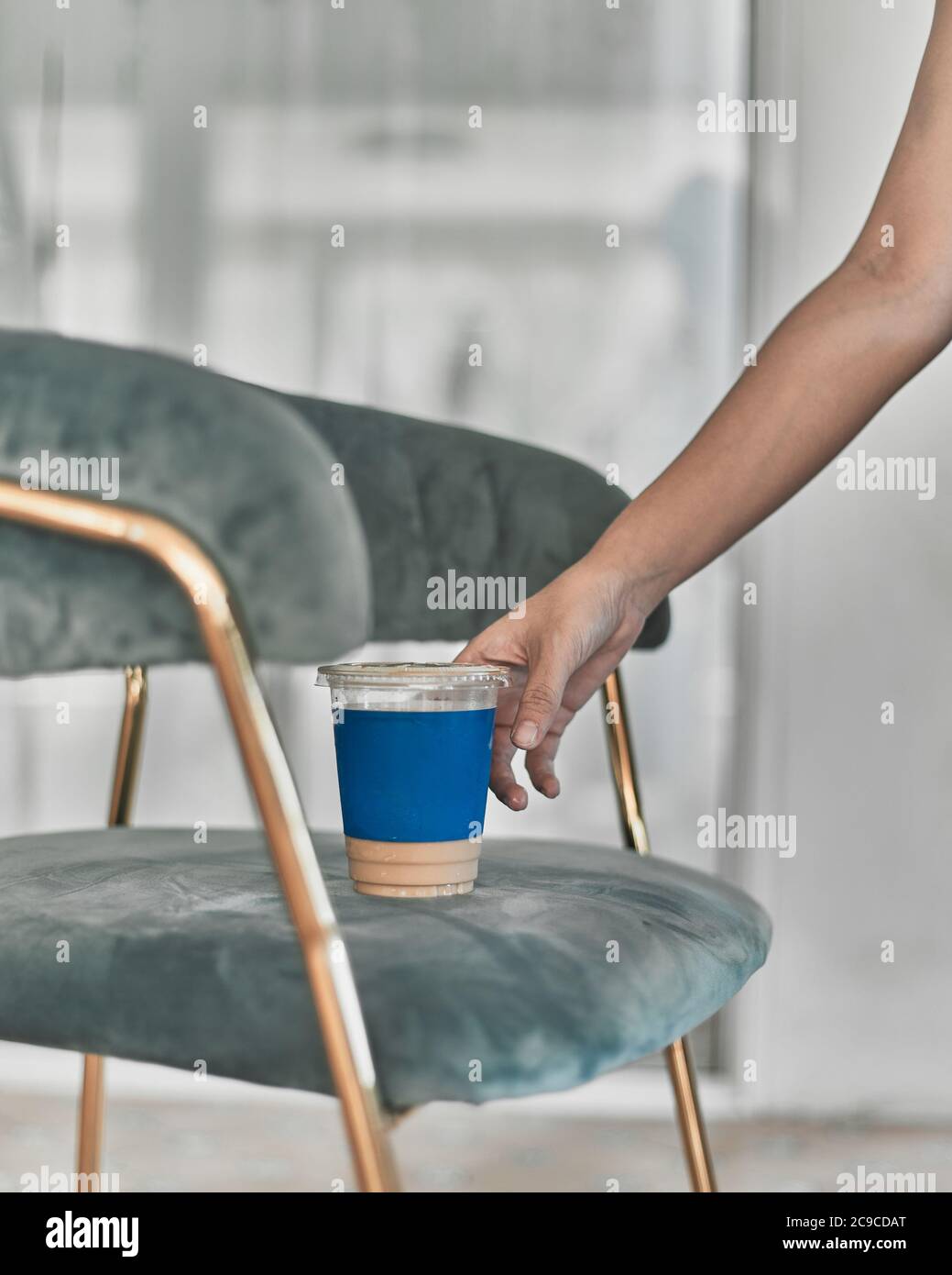 Frau hält Eiskaffee im Café. Stockfoto