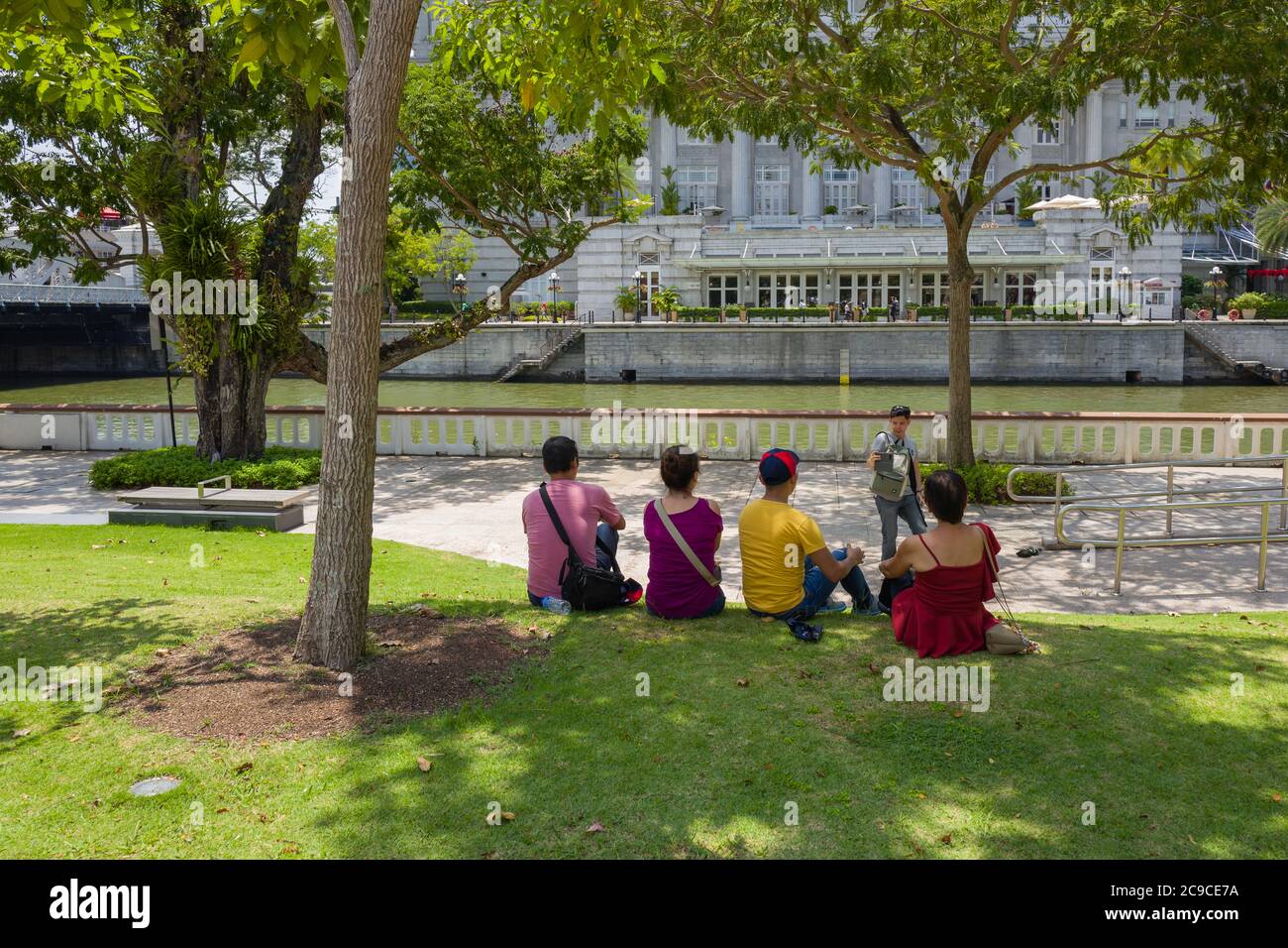 Fotografieren Sie am Ufer des Singapore River gegenüber dem Fullerton Hotel, Singapur Stockfoto