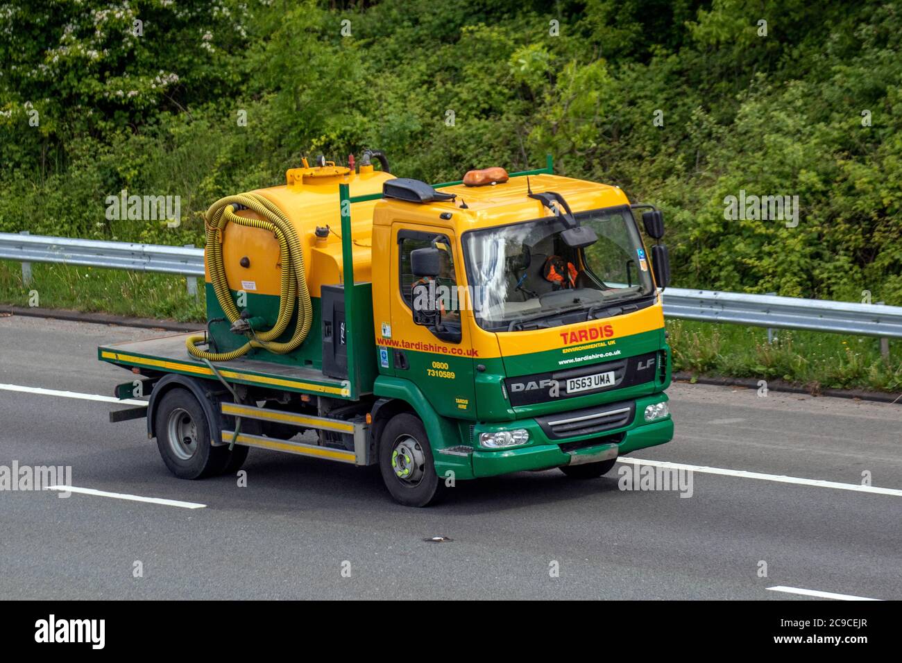 Tardis Environmental UK.Transporte Lieferwagen, LKW, Transport, LKW, Frachtführer, DAF LF-Fahrzeug, europäischer Nutzverkehr, Industrie, M6 in Manchester, Großbritannien Stockfoto