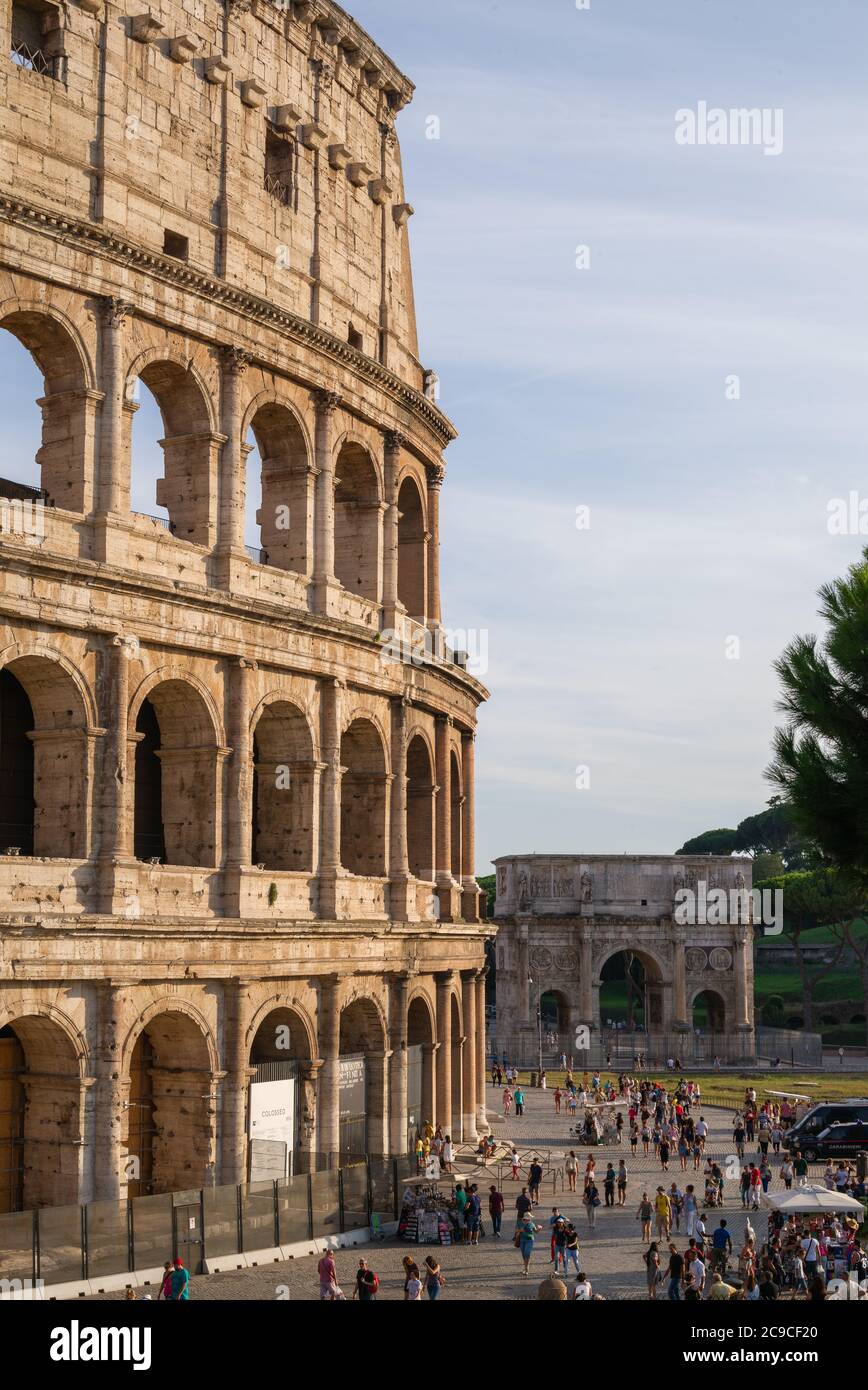 Das beeindruckende Ausmaß des Kolosseums in Rom zeigt sich an der Größe der Menschen am Fuße des Gebäudes. Stockfoto