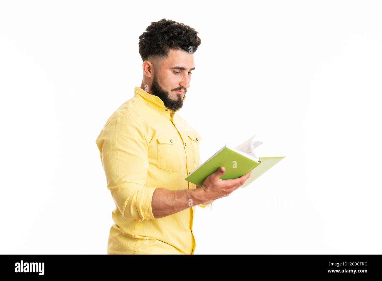Foto von lustigen schönen Kerl hält grüne Buch Lieblings-Geschäft Motivation positive Emotionen Stockfoto