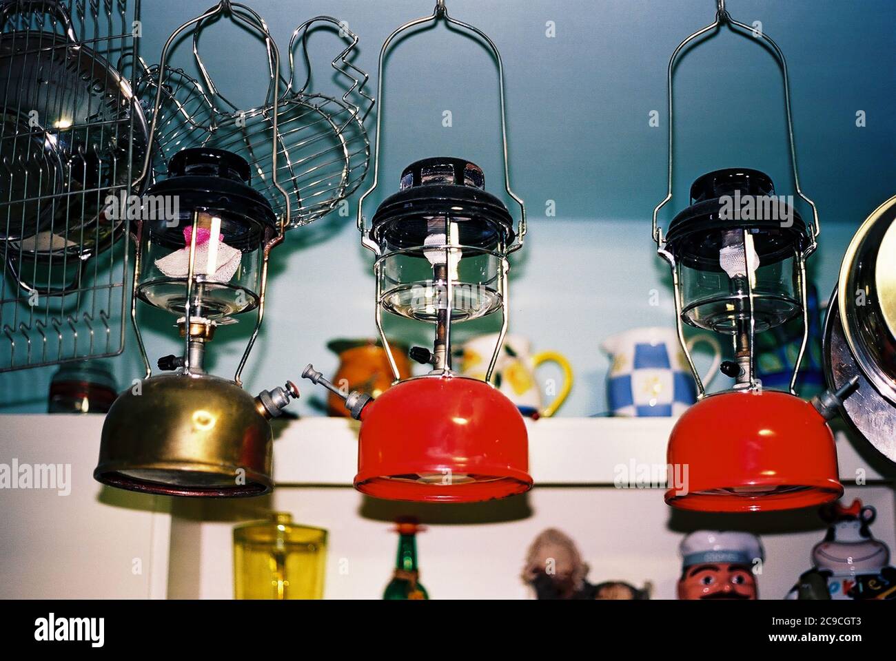 Paraffin Tilley Lampen hängen von einer Schiene in einer Küche eines alten Bauernhauses. Thema: Winter, Wärme, Wärme, gemütlich, Sturm, Stromausfall oder Ausfall, Öllampe Stockfoto
