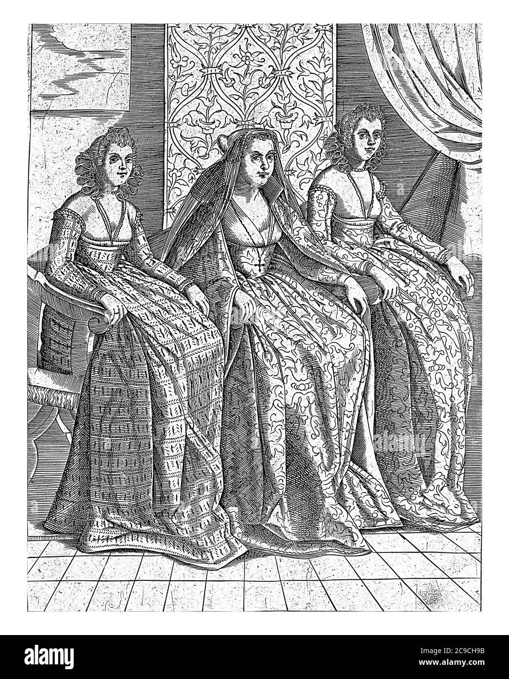 Die Frau des Dogen von Venedig (Dogaressa) saß in der Gesellschaft von zwei anderen Frauen. Zweizeiliger italienischer Text im unteren Rand, Vintage-Gravur. Stockfoto