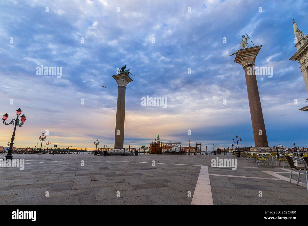 Schöne Aussicht auf die Markussäule auf dem Markusplatz in Venedig, Italien Stockfoto