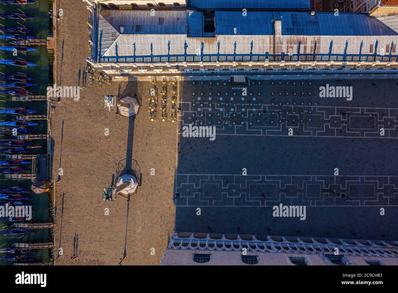 Blick von oben auf einen leeren Markusplatz in Venedig Stockfoto