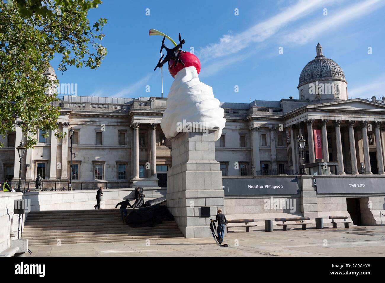 London, Großbritannien. Juli 2020. Das Foto vom 30. Juli 2020 zeigt die vierte Sockelskulptur mit dem Titel 'The End' am Trafalgar Square in London, Großbritannien. Ein neues Kunstwerk der Künstlerin Heather Phillipson wurde am Donnerstag auf dem vierten Sockel des Londoner Trafalgar Square enthüllt. Die Skulptur mit dem Titel THE END wird auf dem vierten Sockel mit einem riesigen Wirbel aus Schlagsahne, einer Kirsche, einer Fliege und einer Drohne, die ein lebendes Futter des Trafalgar Square überträgt, getoppt. Quelle: Ray Tang/Xinhua/Alamy Live News Stockfoto