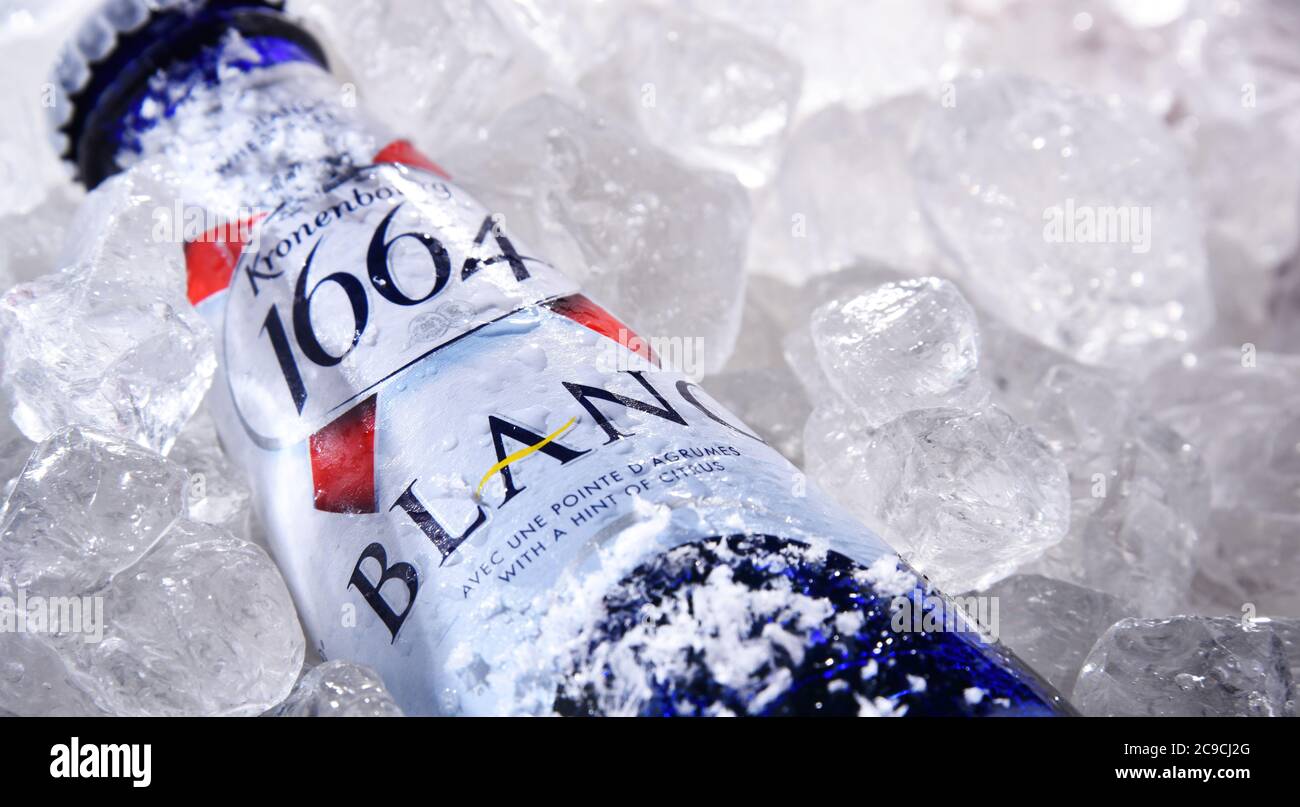 POZNAN, POL - 18. JUN 2020: Flasche Kronenbourg 1664 Blanc Bier, goldenes blass Lager, hergestellt in Großbritannien von Heineken nach dem Kauf von Scottish & Stockfoto