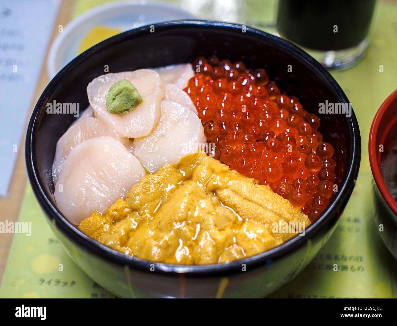 Hakodate, Hokkaido, Japan - Kaisen don, ein traditionelles japanisches Reisschüsselgericht mit dünn geschnittenen Sashimi und Fischrogen. Kaisendon. Stockfoto