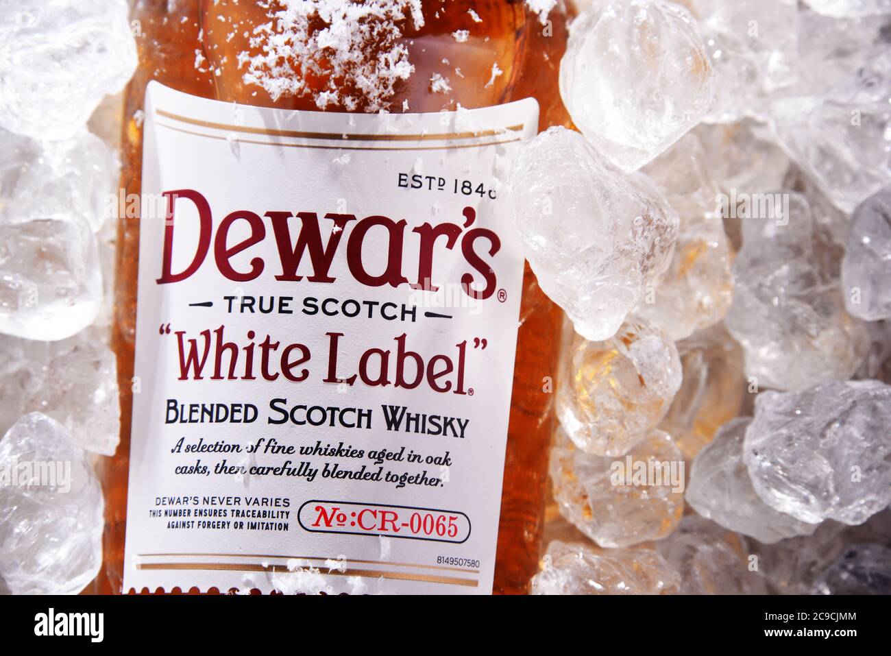 POZNAN, POL - 18. JUN 2020: Bottle of Dewars, eine Marke von Whisky im Besitz von Bacardi, dem weltweit am meisten ausgezeichneten Blended Scotch Stockfoto