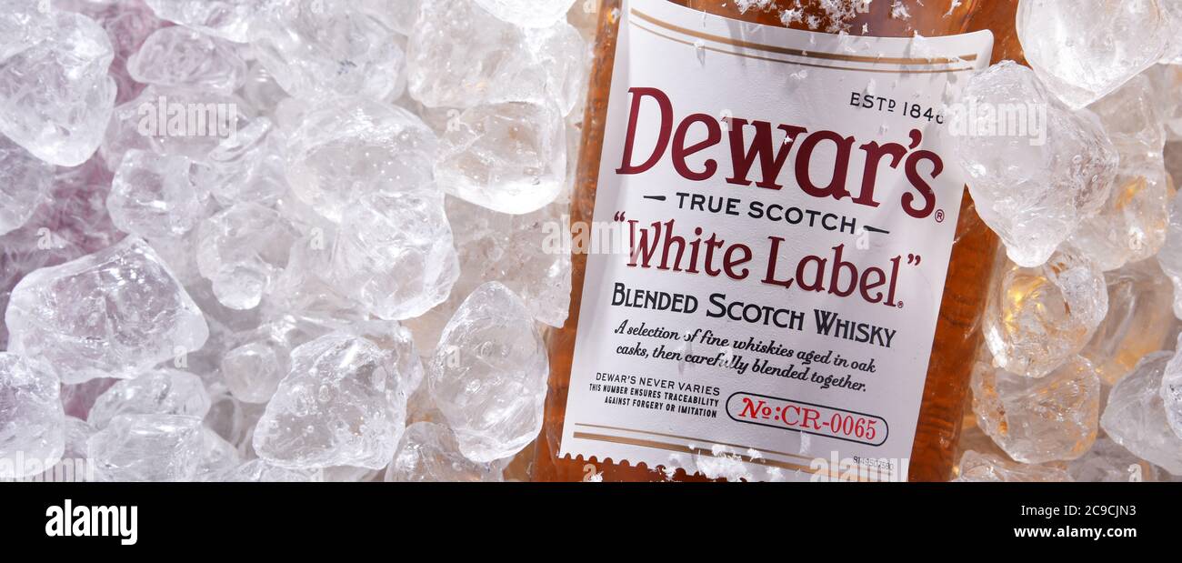 POZNAN, POL - 18. JUN 2020: Bottle of Dewars, eine Marke von Whisky im Besitz von Bacardi, dem weltweit am meisten ausgezeichneten Blended Scotch Stockfoto