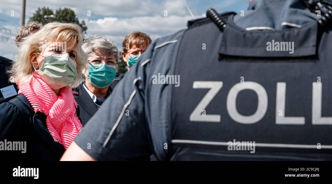 Hamburg, Deutschland. Juli 2020. Daniela Ludwig (CSU, l-r), Beauftragte der Bundesregierung für Drogen, Colette Hercher, Präsidentin der Zolldirektion, und Christian Schaad, Leiter des Hauptzollamtes in Hamburg, hören sich die Aussagen eines Beamten an. Quelle: Markus Scholz/dpa/Alamy Live News Stockfoto