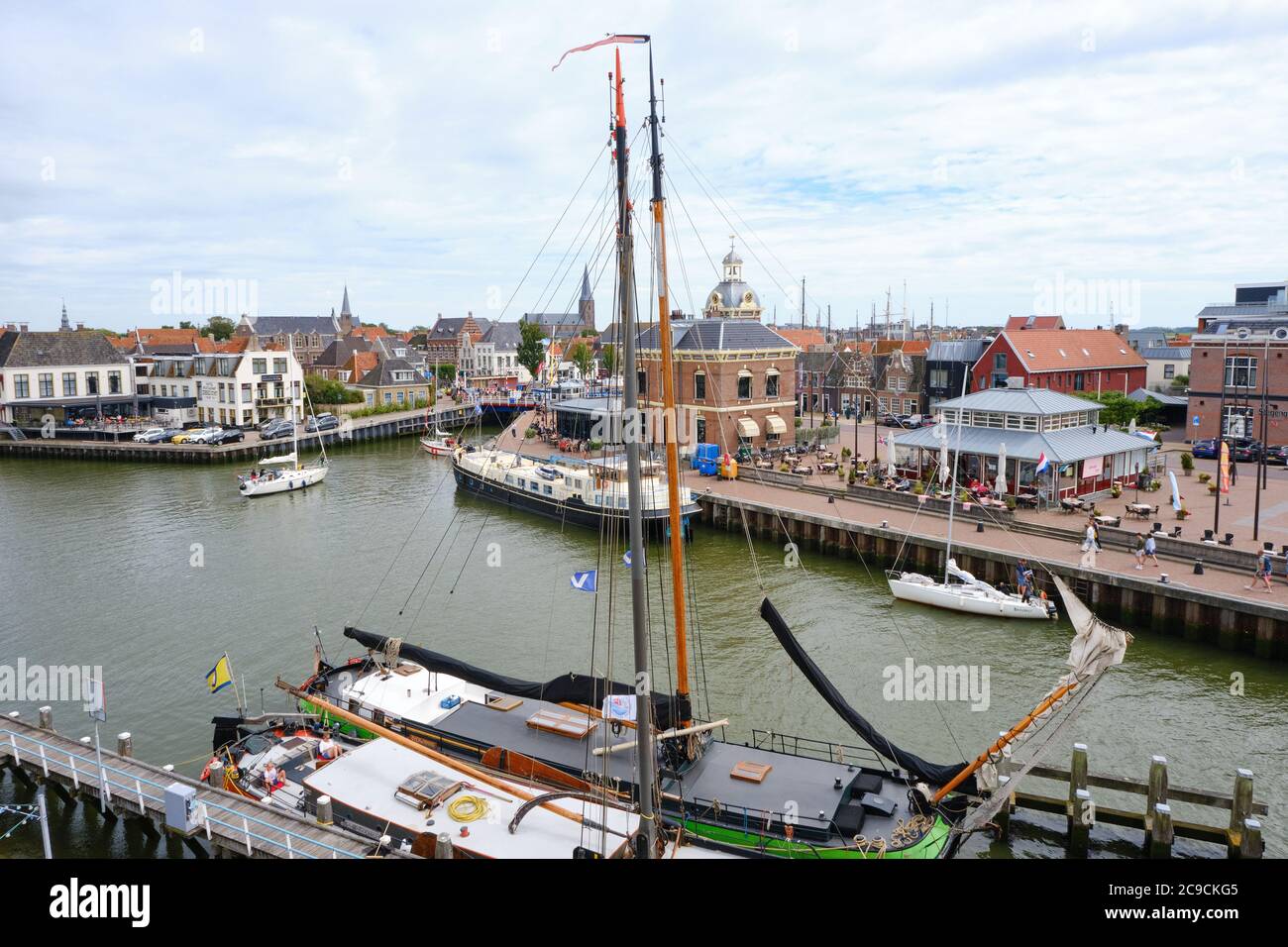 Harlingen, Niederlande, Juli 23 2020: Luftaufnahme von Harlingen, Friesland. Marina mit Segelschiffen, Masten und Yachten und altem Dorfzentrum. Stockfoto