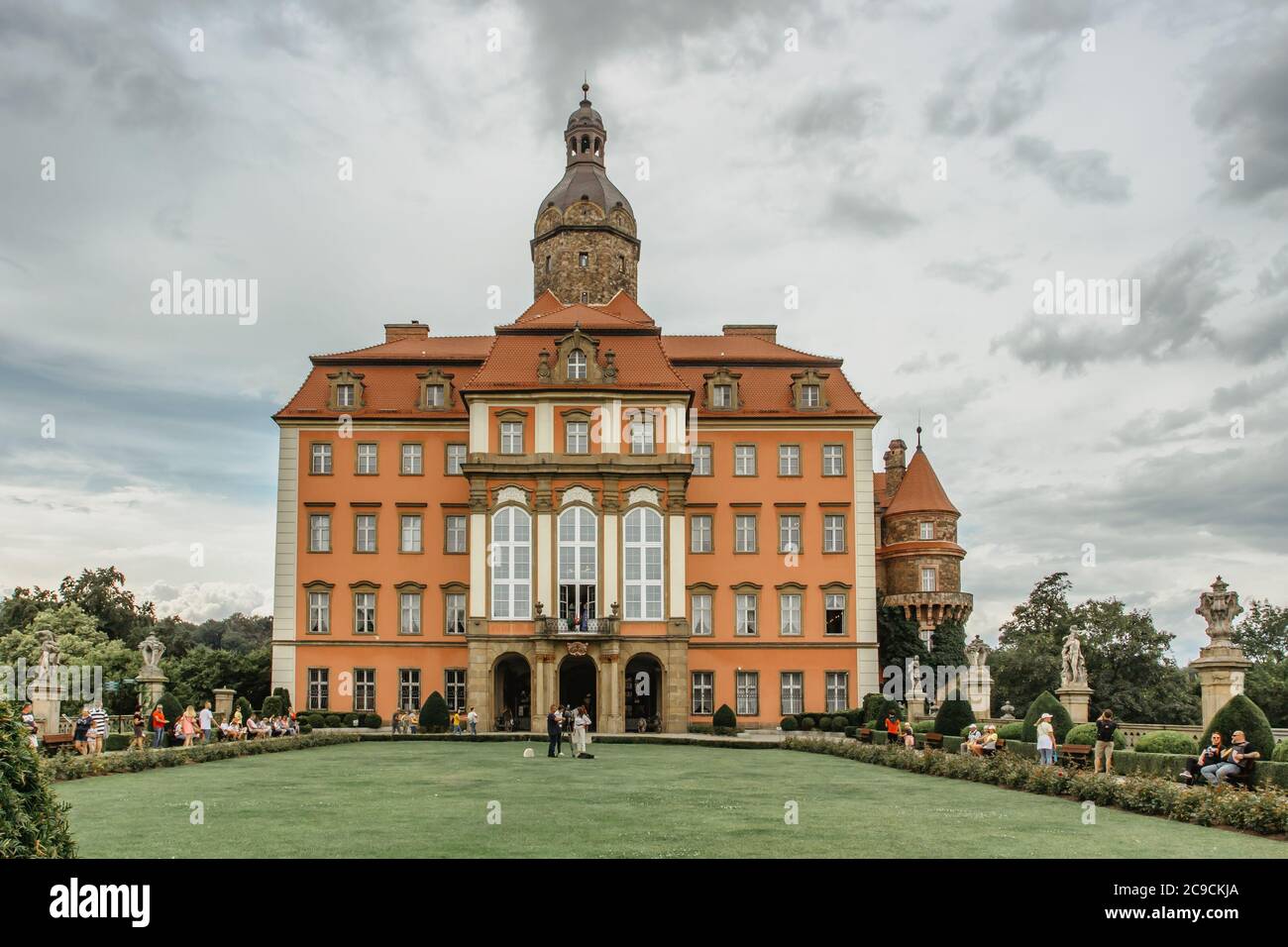 Ksiaz, Polen - 26. Juli 2020. Ein beeindruckender Blick auf das majestätische Schloss Ksiaz. Die thrid größte Burg in Polen auf einem Felsen Klippe.Popular tou Stockfoto