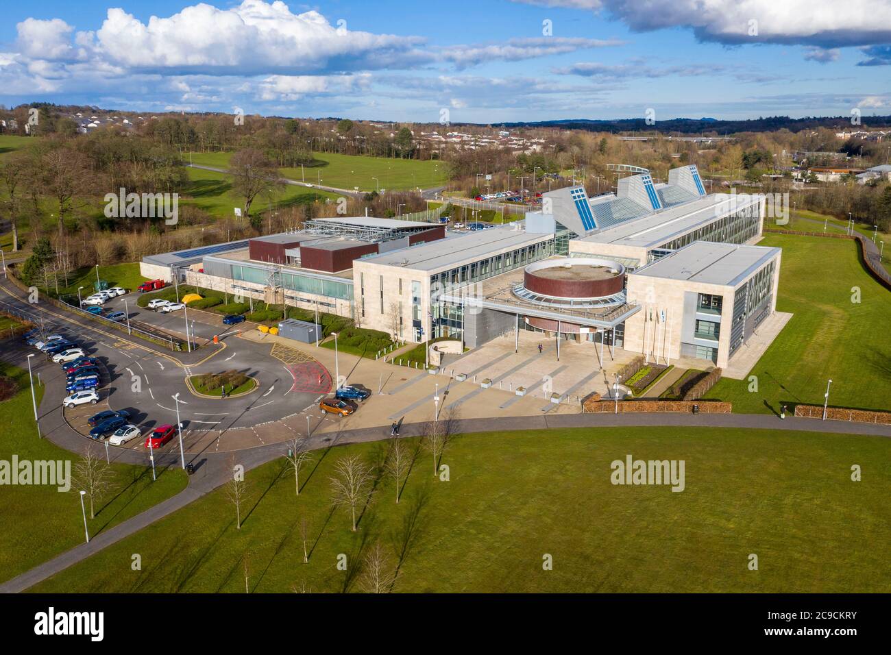 Luftaufnahme des Livingston Civic Center und Livingston High Court im Stadtzentrum von Livingston, West Lothian, Schottland. Stockfoto