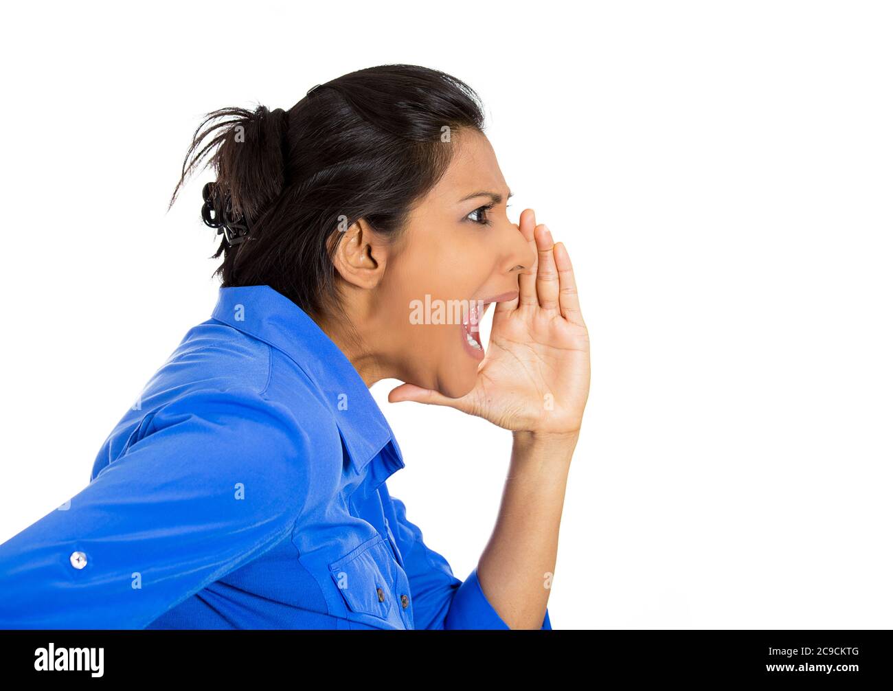 Seitenansicht Profil Porträt von verrückt, wütend junge Frau schreien, schreien mit Hand zu Mund Geste isoliert auf weißem Hintergrund. Negative Emotionen Stockfoto