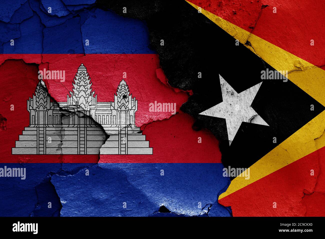 Flaggen von Kambodscha und Osttimor auf rissige Wand gemalt Stockfoto