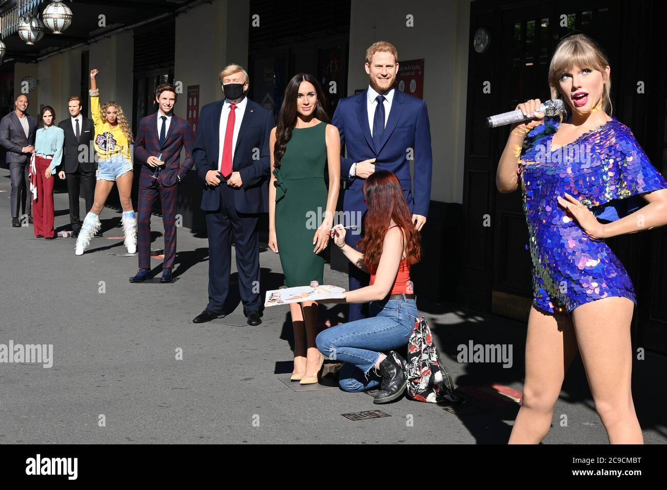 London, Großbritannien - 30. Juli 2020 Madame Tussauds beliebteste Persönlichkeiten stehen vor der Attraktion, um die Wiedereröffnung einer der bedeutendsten Touristenattraktionen Londons am Samstag, den 1. August, für die Öffentlichkeit zu feiern. (L-R) Dwayne Johnson, Victoria und David Beckham, Beyonc, Eddie Redmayne, Donald Trump, Meghan Duchess of Sussex und Prince Harry,Taylor Swift,Credit: Nils Jorgensen/Alamy Live News Stockfoto