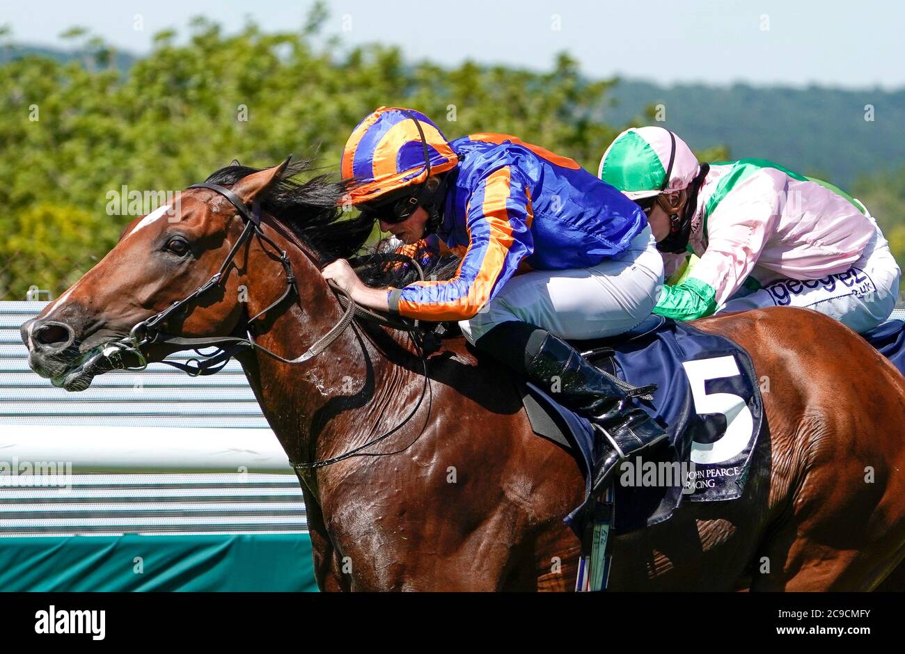 Mogul, der von Jockey Ryan Moore (links) auf dem Weg zum John Pearce Racing Gordon Stakes am dritten Tag des Goodwood Festivals auf der Goodwood Racecourse in Chichester gefahren wird. Stockfoto