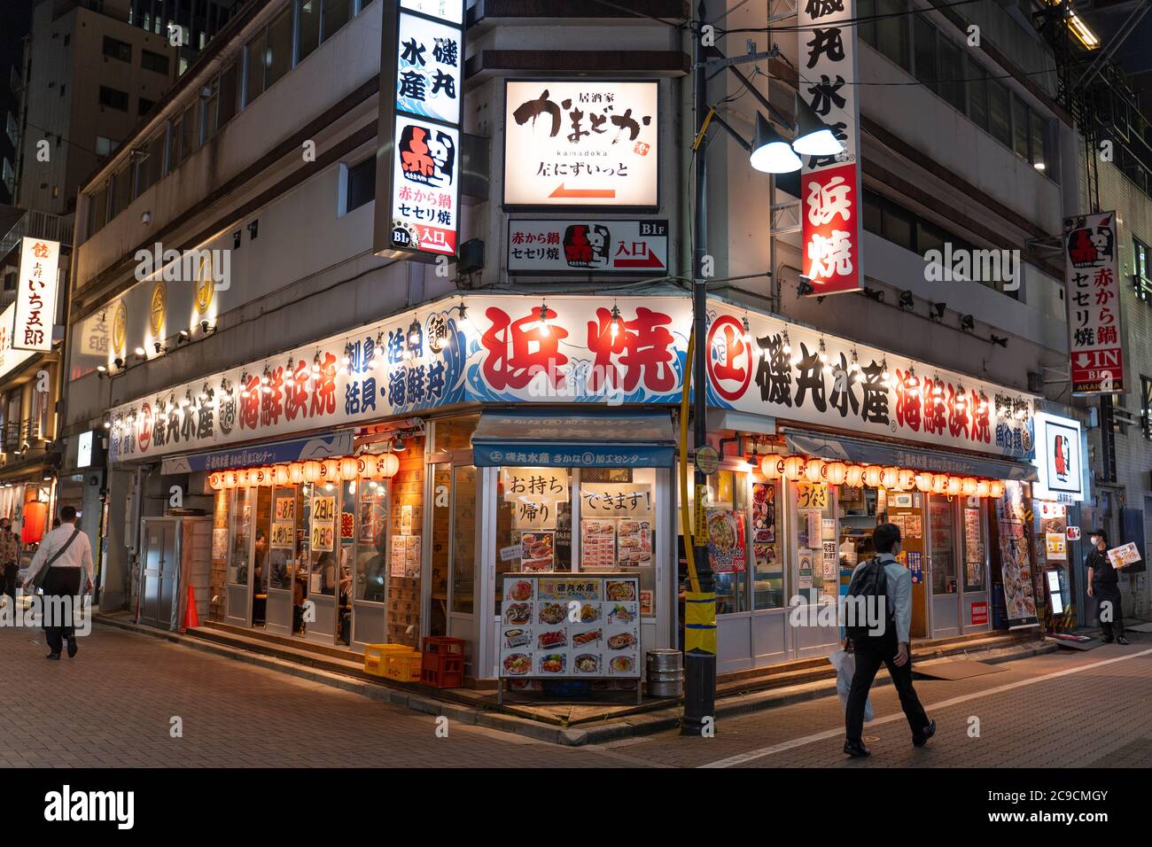 Ueno, Japan - 30. Juli 2020: Ein Restaurant steht während der Nacht in Akihabara offen. Stockfoto