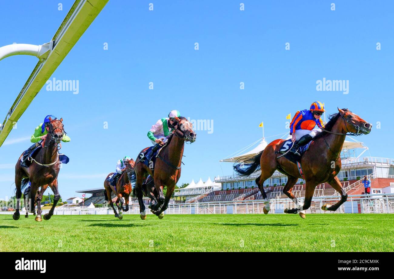Mogul von Jockey Ryan Moore (rechts) gewinnt das John Pearce Racing Gordon Stakes am dritten Tag des Goodwood Festival auf der Goodwood Racecourse, Chichester. Stockfoto