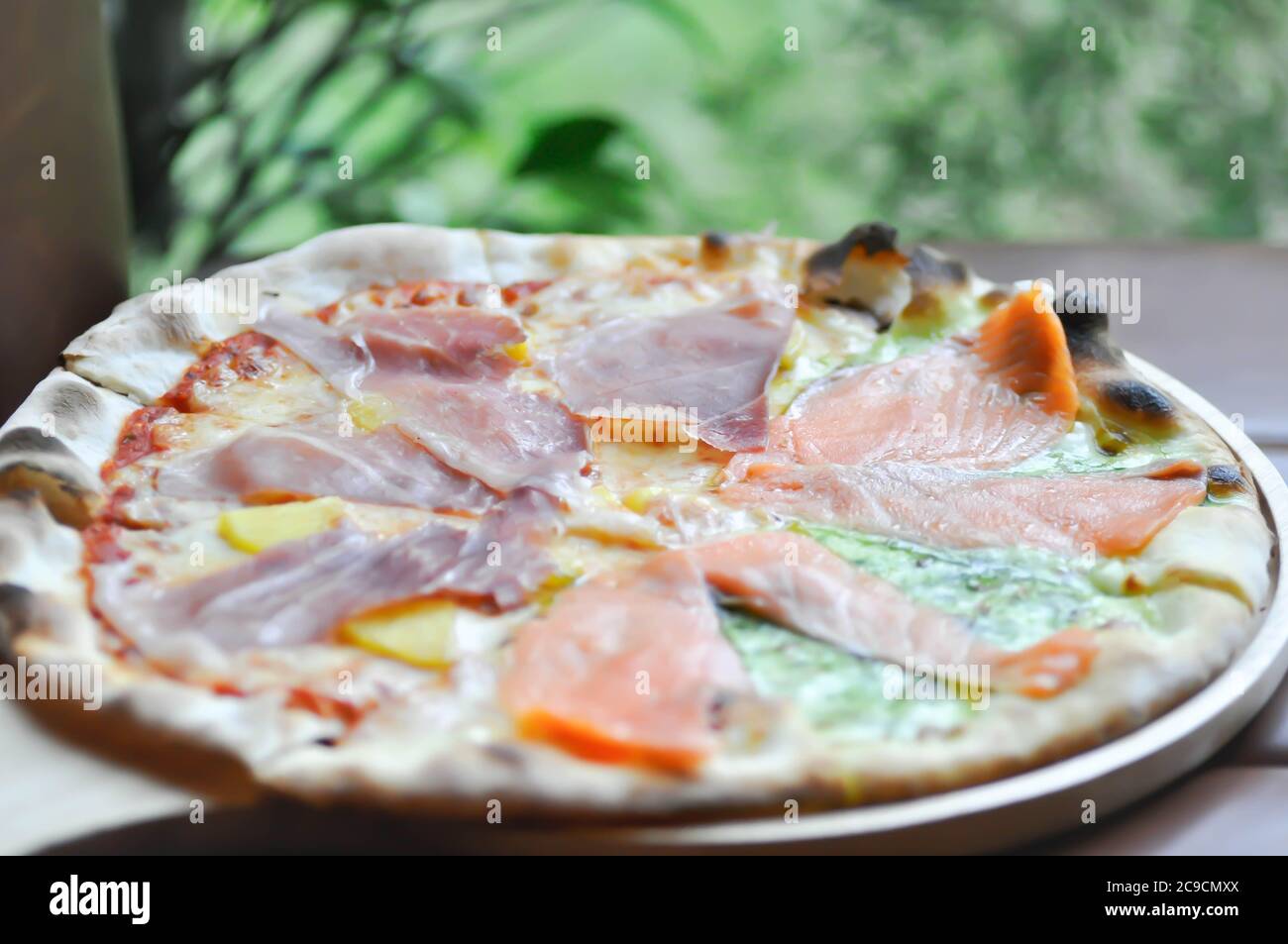 Lachs Pizza, Salami Pizza oder gemischte Pizza Stockfoto