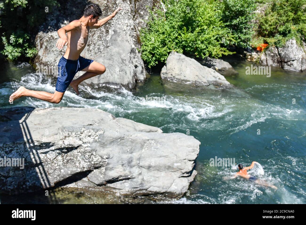 Skopje. Juli 2020. Ein Mann springt in den Treska Fluss nahe dem Dorf Matka, westlich der Hauptstadt Skopje, Nordmakedonien, am 30. Juli 2020 hat die lokale höchste Temperatur 37 Grad Celsius überschritten. Quelle: Tomislav Georgiev/Xinhua/Alamy Live News Stockfoto