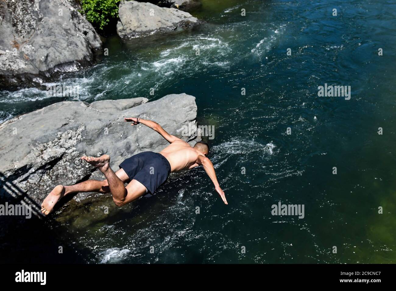 Skopje. Juli 2020. Ein Mann springt in den Treska Fluss nahe dem Dorf Matka, westlich der Hauptstadt Skopje, Nordmakedonien, am 30. Juli 2020 hat die lokale höchste Temperatur 37 Grad Celsius überschritten. Quelle: Tomislav Georgiev/Xinhua/Alamy Live News Stockfoto