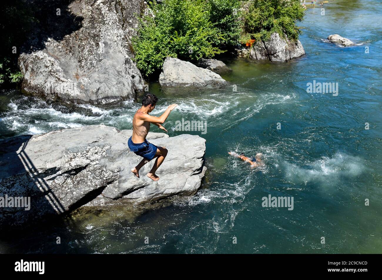 Skopje. Juli 2020. Ein Mann springt in den Treska Fluss nahe dem Dorf Matka, westlich der Hauptstadt Skopje, Nordmakedonien, am 30. Juli 2020 hat die lokale höchste Temperatur 37 Grad Celsius überschritten. Quelle: Tomislav Georgiev/Xinhua/Alamy Live News Stockfoto