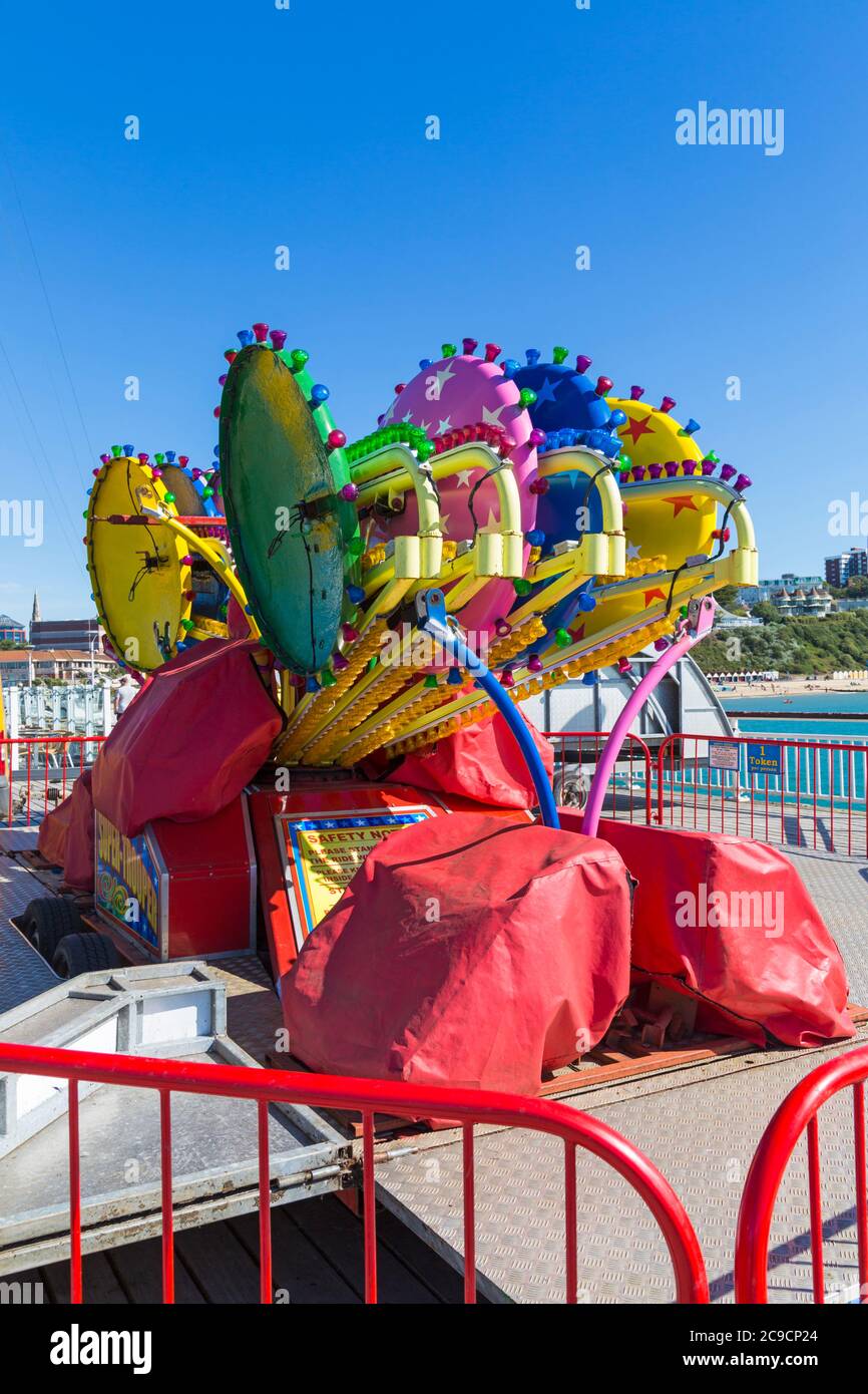 Fairground Ride am Bournemouth Pier wartet darauf, im Juli in Bournemouth, Dorset, Großbritannien, zusammengebaut zu werden Stockfoto