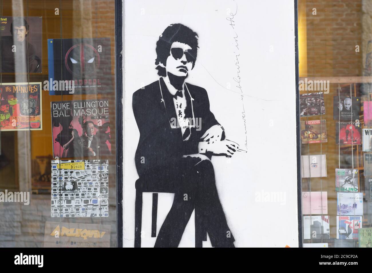 Brüssel, Belgien Schablonenkunst von Bob Dylan an der Außenseite eines Plattenladen im Zentrum von Brüssel im Juli 2020. Stockfoto
