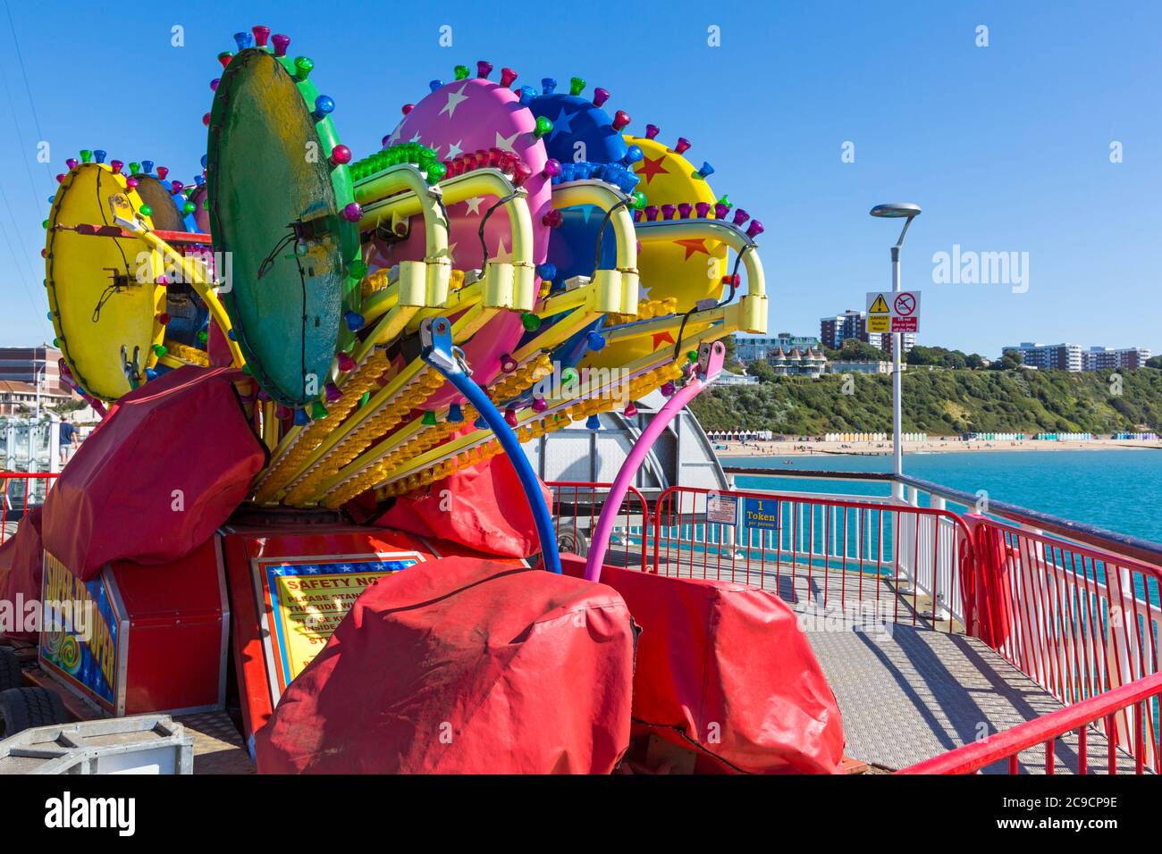 Fairground Ride am Bournemouth Pier wartet darauf, im Juli in Bournemouth, Dorset, Großbritannien, zusammengebaut zu werden Stockfoto