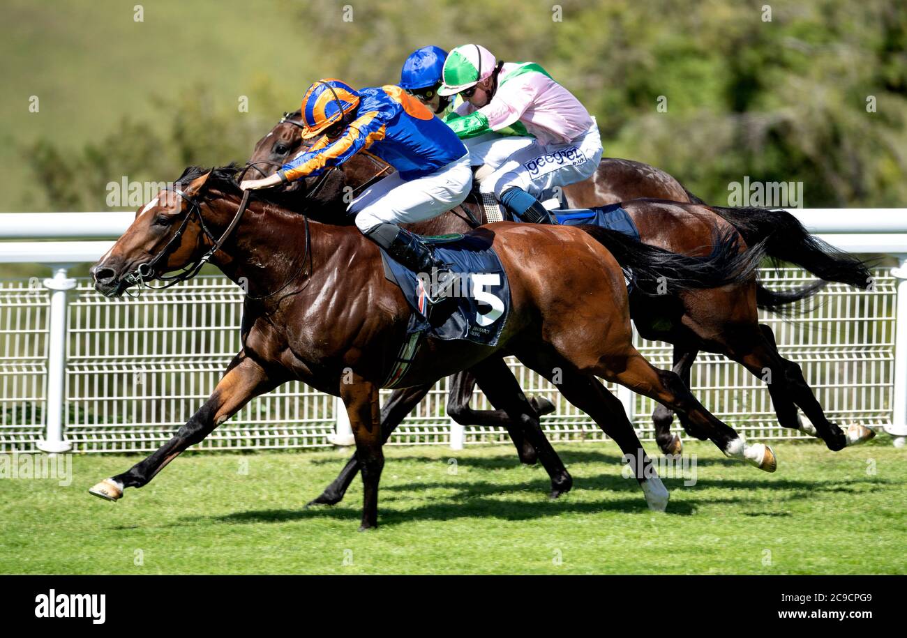 Mogul, der von Jockey Ryan Moore (links) auf dem Weg zum John Pearce Racing Gordon Stakes am dritten Tag des Goodwood Festivals auf der Goodwood Racecourse in Chichester gefahren wird. Stockfoto