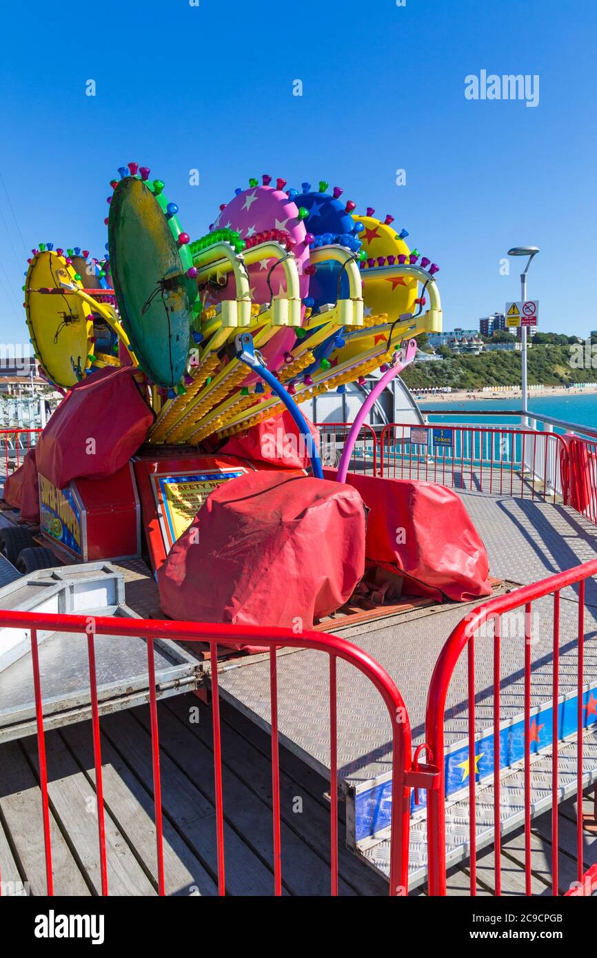 Fairground Ride am Bournemouth Pier wartet darauf, im Juli in Bournemouth, Dorset, Großbritannien, zusammengebaut zu werden Stockfoto
