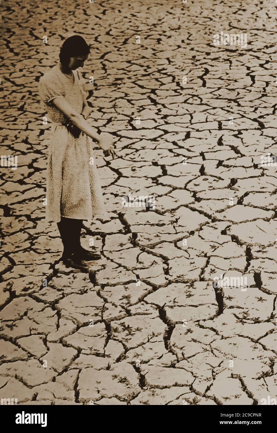 1934 Dürre in Großbritannien - EIN Foto, das damals auf dem Bett des Trocken Tring Reservoir, Hertfordshire aufgenommen wurde. Zwischen Herbst 1932 und Herbst 1934 kam es nach dem letzten heißen Sommer zu einer starken Dürre. Es war am intensivsten in ganz Südbritanien. Stockfoto