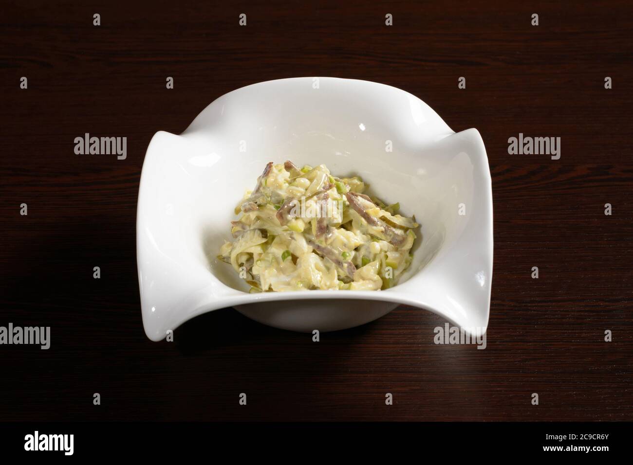 Köstlicher Salat mit Speck und Gurken gewürzt mit Mayonnaise. Fotos für Restaurant- und Cafe-Menüs Stockfoto
