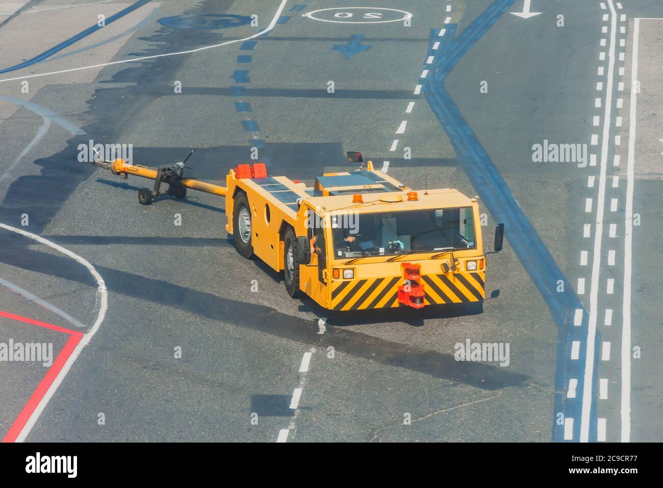 Abschleppwagen Anhänger für puch Rückflugzeug auf dem Flugplatz Stockfoto