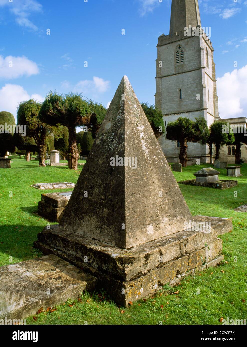 C18. Steinpyramidendenkmal für John Bryan, Steinmetzer, Kirche der Heiligen Jungfrau Maria, Painswick, Gloucestershire Stockfoto