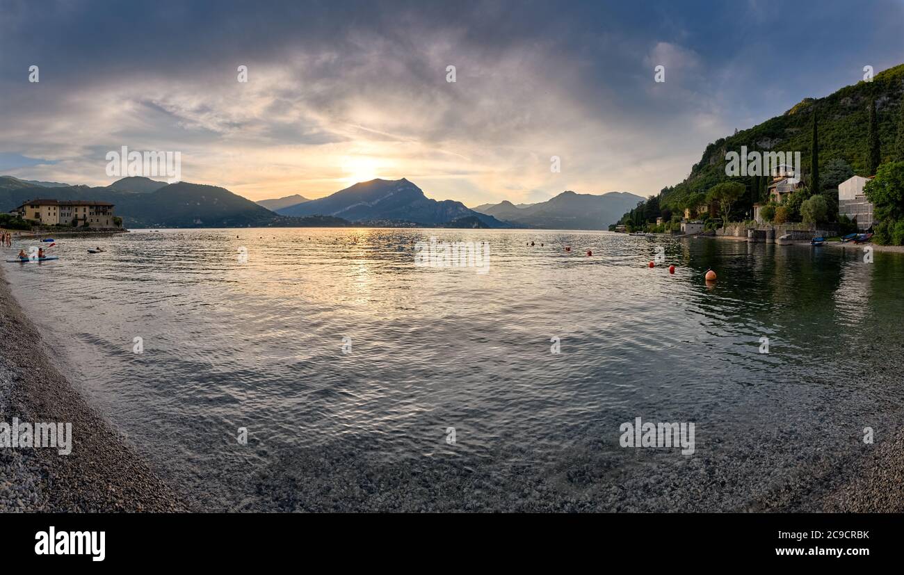 Eine der schönsten Buchten und Strände am Comer See. Lierna, Provinz Lecco, Comer See, Lombardei, Italien, Europa. Stockfoto