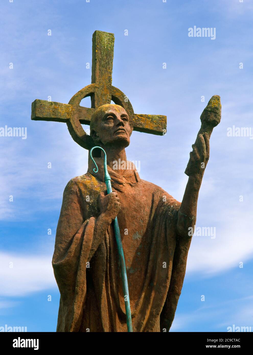 Moderne Statue von St. Aidan von Kathleen Parbury im Kirchhof der St. Mary the Virgin’s Church, Holy Island, Lindisfarne, England Stockfoto