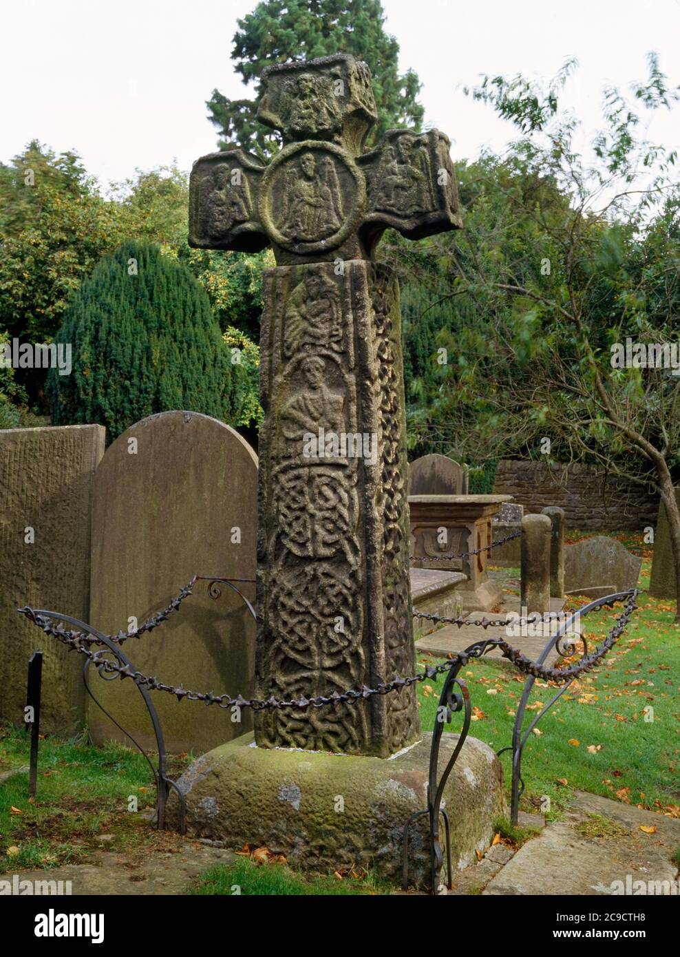 St. Lawrence's Kirche, Eyam, Bakewell, Derbyshire. Westwand des 8th/C9. Sächsischen (Anglian) Predigenkreuzes. Stockfoto