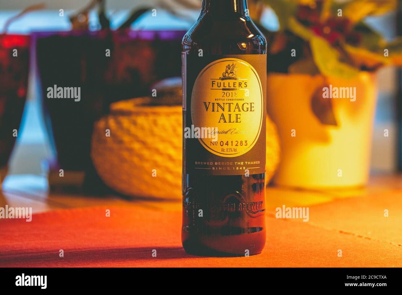 Ankara, TÜRKEI - 1. Januar 2020: Ein besonderes Bier von einer der bekanntesten britischen Brauereien, Fuller's Vintage Ale, wird auf der ganzen Welt gesät. Stockfoto