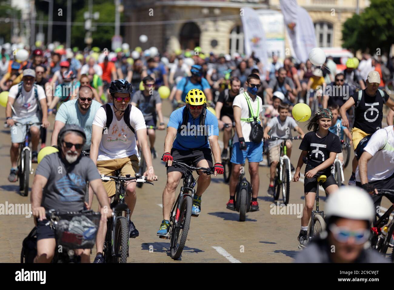 Sofia, Bulgarien - 28. Juni 2020: Hunderte von Radfahrern nehmen an einer Radtour am Sonntagmorgen Teil. Stockfoto
