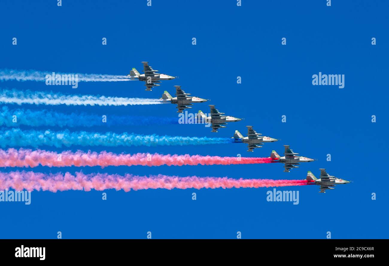 St. Petersburg, Russland. - 26. Juli 2020: Die Gruppe der russischen Kämpfer Suchoi Su-25 im Himmel. Navy Day Parade in St. Petersburg, Russland. Stockfoto