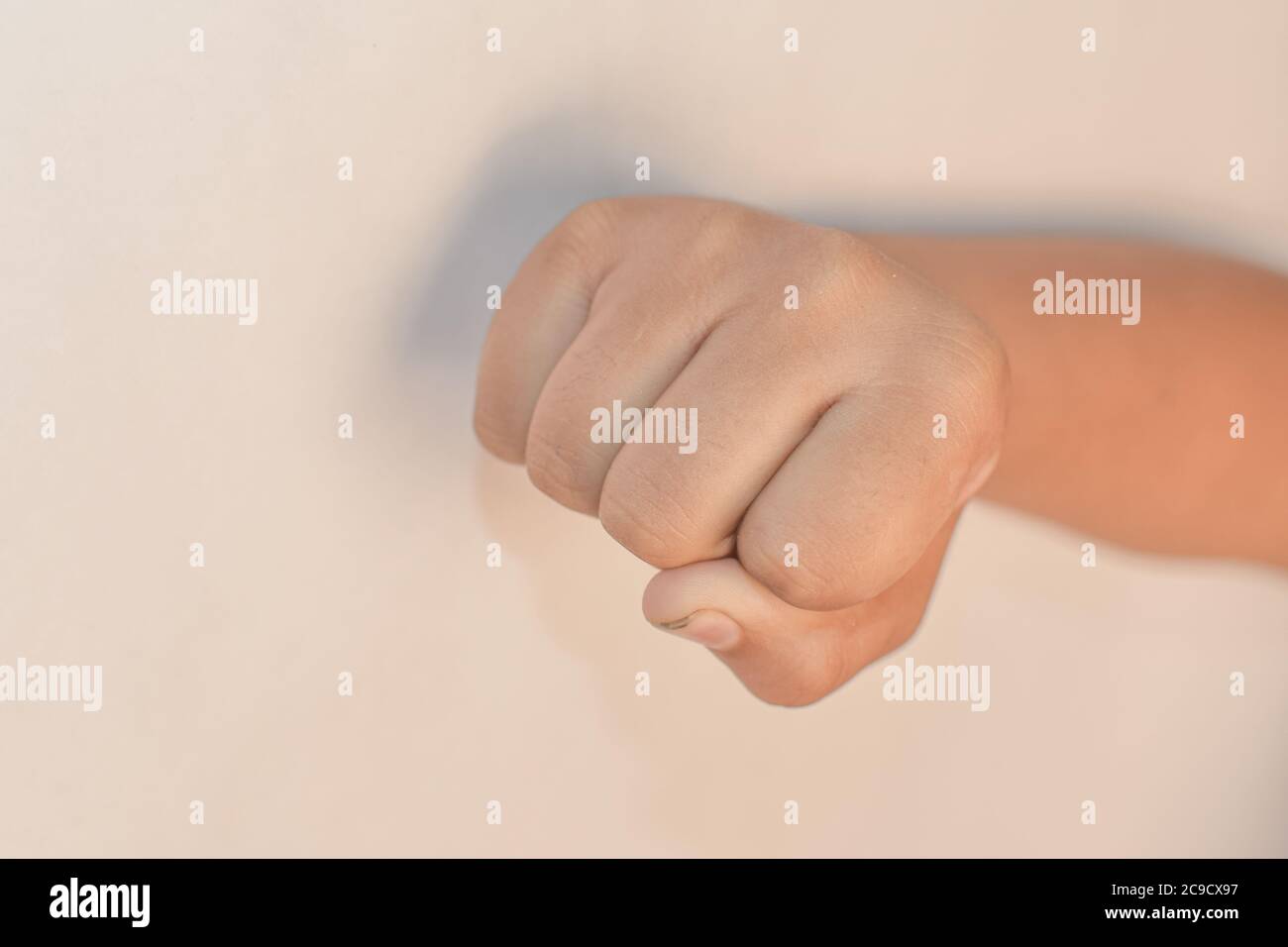 Symbol des Kampfes. Emoji Stil Hände Bild auf weißem Hintergrund. Stockfoto
