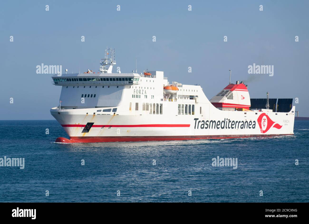 Forza Fähre Schiff von der Firma Trasmediterránea in den Hafen von Barcelona. Stockfoto