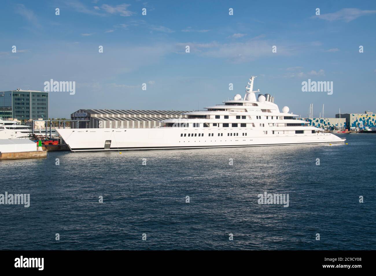 Azzam Yacht bereit, nach Reparaturen im Hafen von Barcelona zu verlassen. Stockfoto
